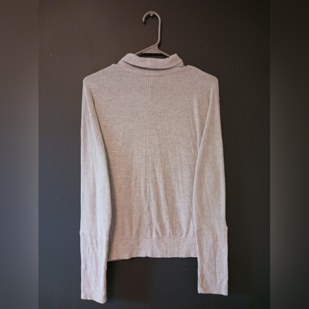 AEROPOSTALE WOMEN'S MEDIUM GRAY  LONG SLEEVE TURTLE NECK 🐢 - Picture 2 of 3